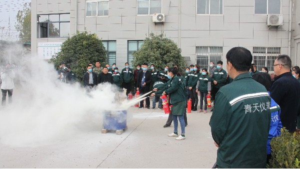 乐投网页版登录入口加强安全意识，全体员工进行消防演练